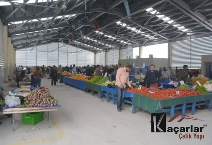 Kapalı pazar yerinde çelik çatı altında tezgâhlar